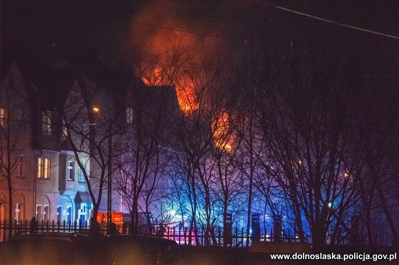 Potężny pożar kamienicy. Policjanci okazali się bohaterami