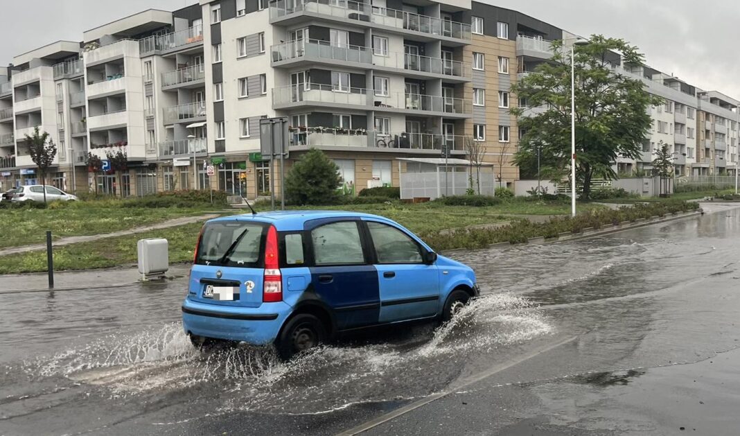 Wrocław tonie. Aktualna sytuacja: Miasto wycofuje tramwaje z zalanego Kozanowa