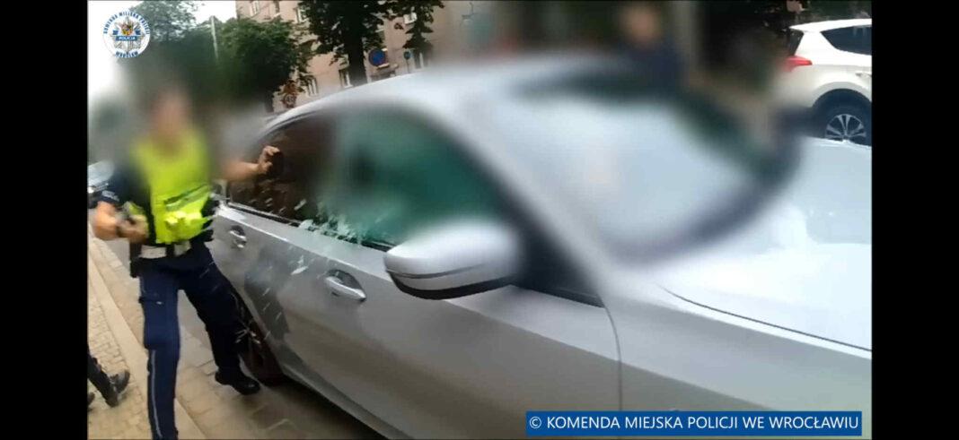 Ale akcja w centrum Wrocławia! Kobieta zabarykadowała się w bmw. Przeraziła się tym, co zrobiła policja!